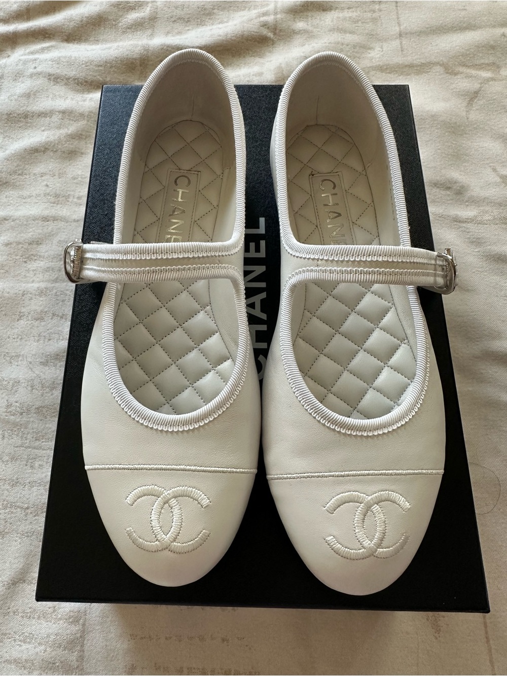 CHANEL 26P White Quilted Mary Jane Flats with CC Emblem Size 38.5